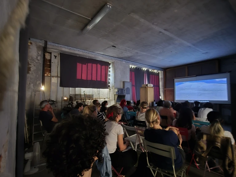 La squadra durante la visione di materiale video